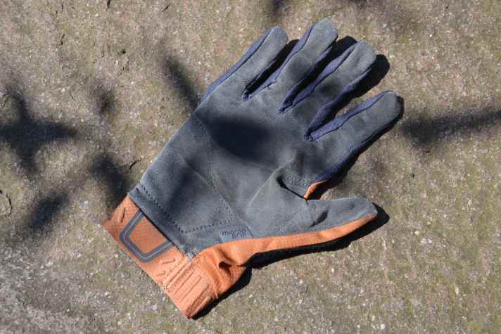Direct feel on the handlebars, good ventilation: Leatt gloves are very comfortable to wear.