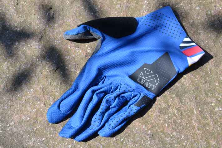 You could describe them as airy, with a comfortable fit on the hand. There’s a large sweat-wiper on the thumb.