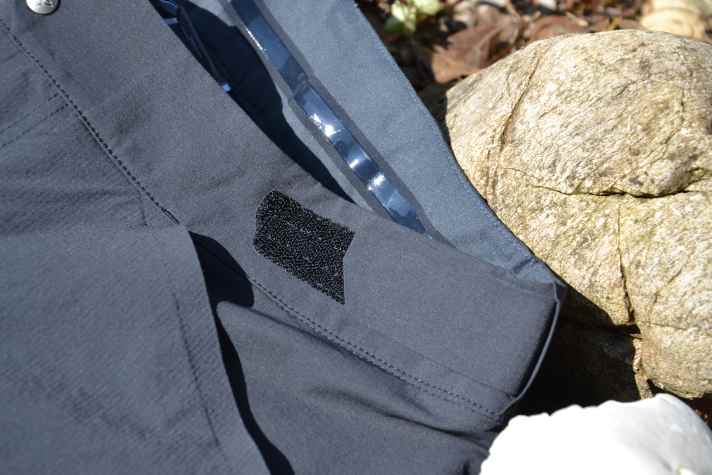 Velcro + silicone: This ensures that the loose home fits well.