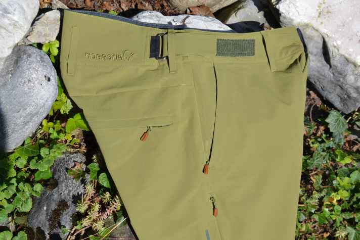 The back pocket is classically positioned - you probably won't stow much in there when sitting in the saddle.
