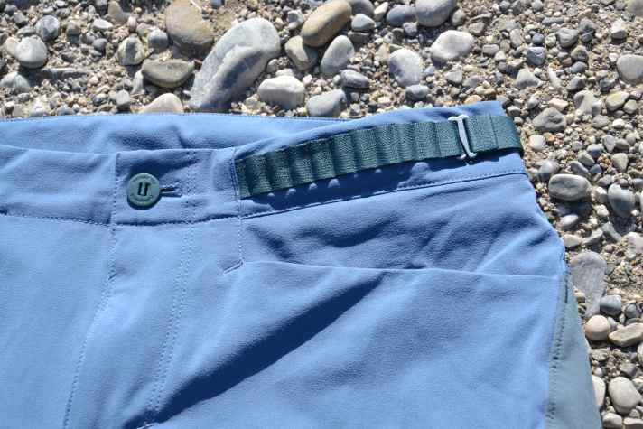 No cartridge belt, just the adjustable waistband.
