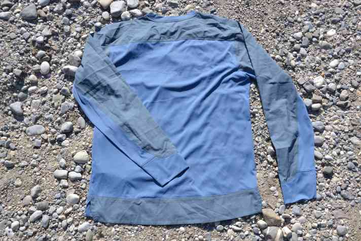 The dark-coloured fabric should be hard-wearing, for example on the elbows or at the hem.