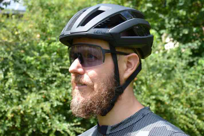 Da kommen eventuell die Krähenfüße an den Augen her: Die wenig getönte Piuma Sonnenbrille.