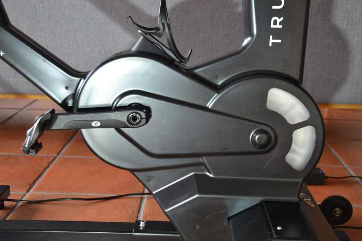Der Antrieb beruht auf einer elektromagnetischen Widerstandssteuerung - die ein sehr natürliches Treten erlaubt.