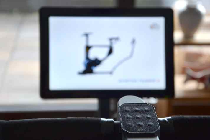 The software is operated via the 9 buttons - shifting is done classically with brake levers, as known from racing bikes.