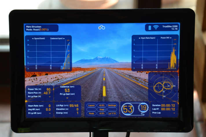 Alles im Blick während des Trainings. Unten rechts sieht man z. B. die eingestellte Schaltkombination sowie die Kraftverteilung auf den Pedalen links und rechts.