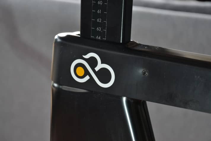 ... die Kunststoffverkleidung des Stahlrahmens ist eher grob und wirkt wenig wertig.