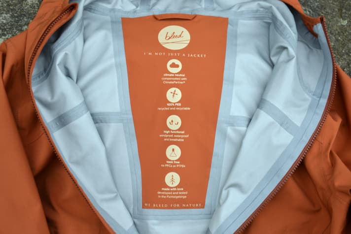 The rain jacket from bleed has 5 good features: climate-neutral production, 100% recycled materials, waterproof, free from harmful substances, made with love.