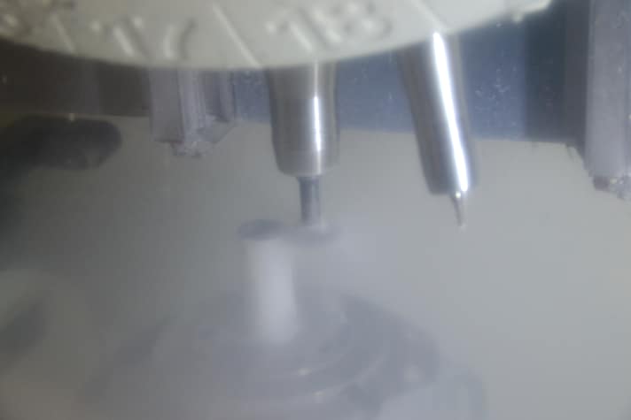 Hier wechselt nicht das Werkstück zwischen den Maschinen, sondern die Maschine ihre Fräsköpfe.