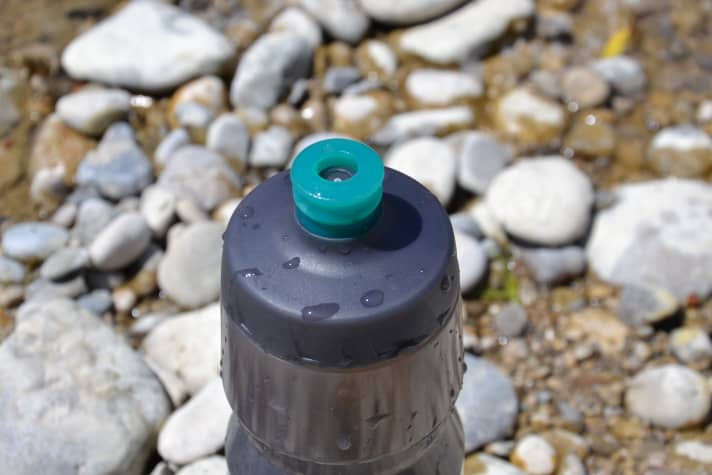 Um die Flasche ganz dicht zu bekommen, muss das Mundstück immer herunter gedrückt werden.