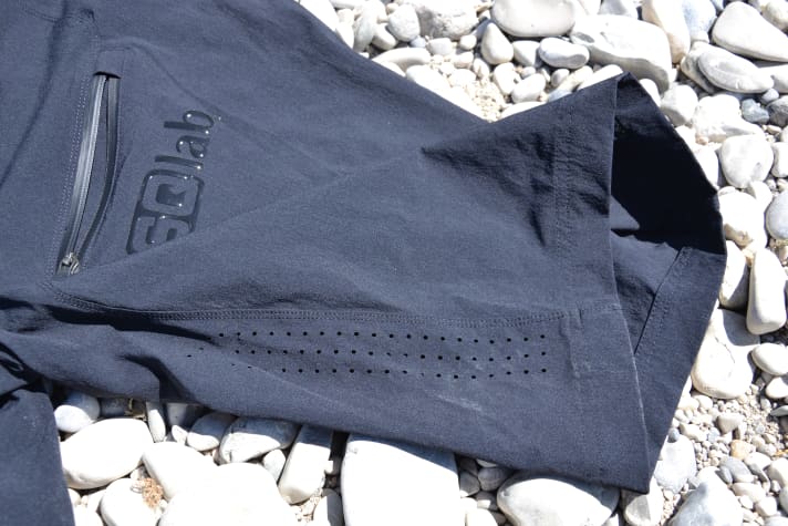 Lässt den Sommer rein: Luftöffnungen am Innenschenkel sorgen für Kühlung am Bein.