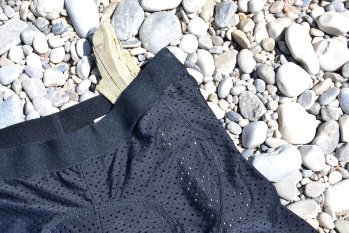 Das Holz schimmert durch die Perforation - die Luft zirkuliert angenehm.