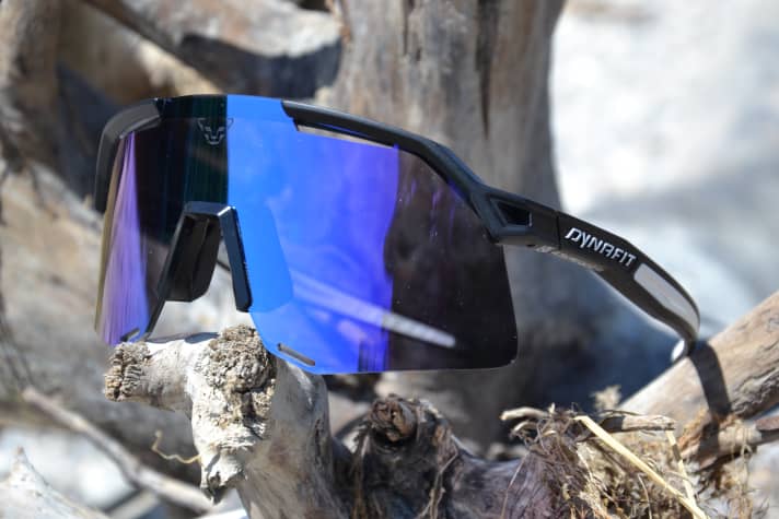 The lenses of the Dynafit Ultra Pro go very far round, but are still well ventilated thanks to the slits at the top and bottom.