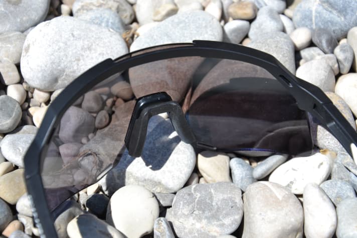 Wide nose pad and rubberised temples ensure a very good and stable fit.