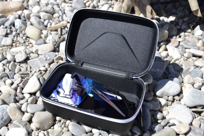 Die Sonnenbrille kommt mit einem großen, stabilen Case und einem guten Brillentuch.