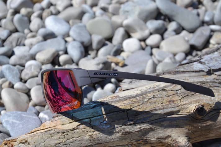 Sportlich und eher eine Multisportbrille, die beim Laufen sehr gut funktioniert und sitzt.