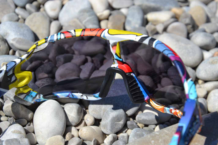 The wide bridge in the centre is not distracting - just like the frame on the outside.