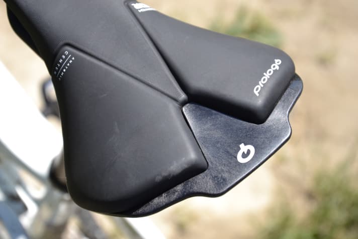 Der hintere Sitzbereich gibt Halt beim Treten, wenn es bergauf geht.