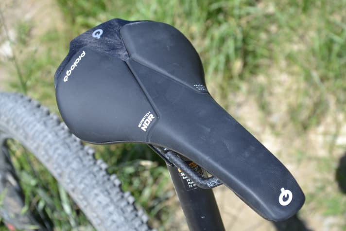 The saddle nose has a light texture and is wider so that you can sit far forward on the saddle and pedal on really steep sections.
