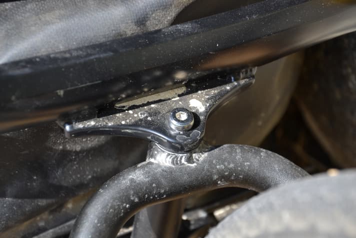 This approximately 15 cm long screw fixes the drawbar. A nut holds the structure at the other end.