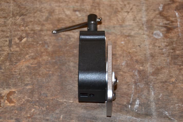 Die Führung der Säge ist oben etwas breiter.