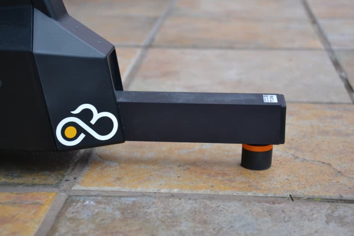 Stands securely yet flexibly to create a realistic driving experience.