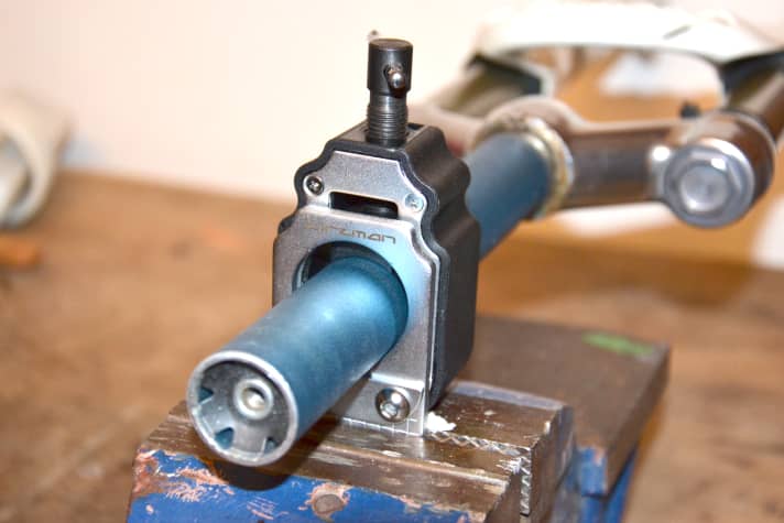 The saw guide is firmly fixed in a vice and the steerer tube can now be machined.