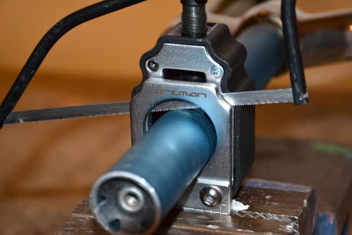 Bereit für den ersten Sägezug, lieber langsamer und kontrolliert als hektisch.