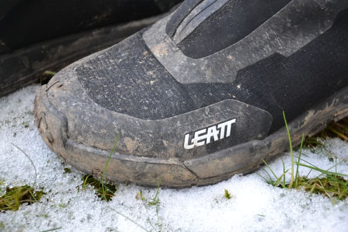 Schmutz und Seine prallen an der Zehenkappe beinahe ab.