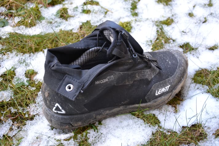 Innen Halbschuh - außen wasserdichte Gamasche - zusammen ein sehr guter Winterschuh zum Biken.