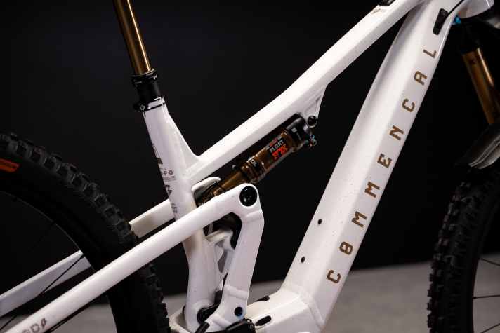 Das Sitzrohr des Commencal T.E.M.P.O. Power baut kurz. Im Rahmen ist Platz für einen Flaschenhalter.