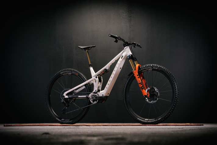 Optisch ist das neue T.E.M.P.O. mit seinem Alu-Rahmen eindeutig als Commencal-Fully zu erkennen. Der 400 Wh Akku ist fest im Unterrohr verbaut und kann durch einen Range-Extender erweitert werden.