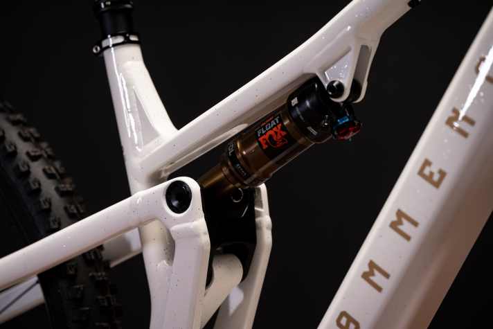 The new Commencal T.E.M.P.O. Power relies on the in-house rear triangle concept called Virtual Contact System.