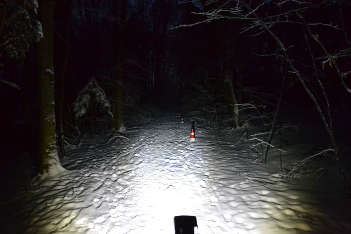 30 Meter sind es bis zu den zwei Pylonen am Ende des Lichtkegels.