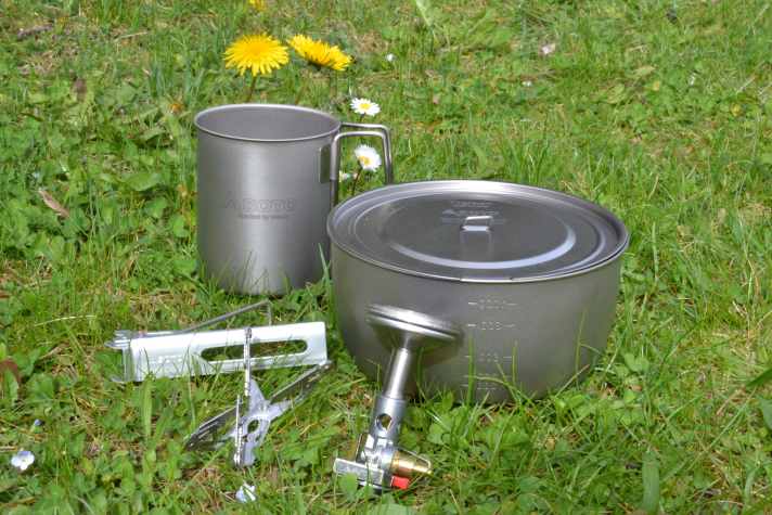 Das Soto Camping-Geschirr wiegt wie im Bild gezeigt 250 Gramm, also ohne Brennstoffquelle.