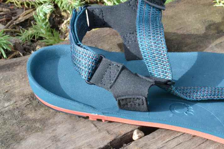 Der “Kragen” schützt die Ferse und hält Dreck ein wenig ab.