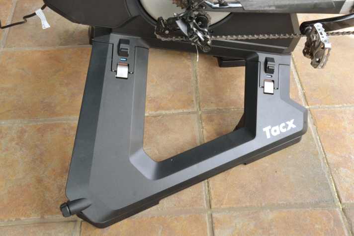 An dem Drehknopf links unten entriegelt man die Motionplate, sodass der Trainer schwingen kann.