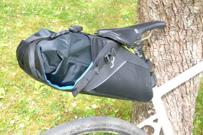 Der Seat SideKick von BBB ist auch zweiteilig aufgebaut aus Halterung und Packsack.