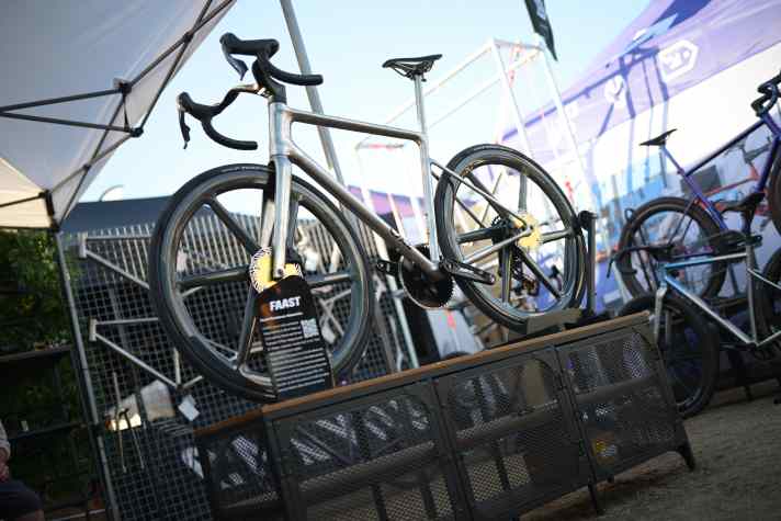 Fast oder doch Faaaast? Das Titan-Rennrad der französischen Schmiede Cykl soll auch Carbon-Bikes ins Schwitzen bringen.