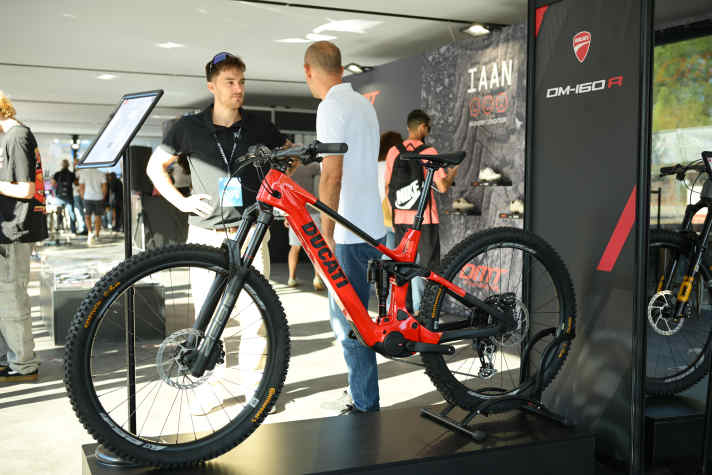 Ducati launcht die E-MTBs 160 R und 170 RR als komplett eigenständige Bikes mit Avinox Motor.