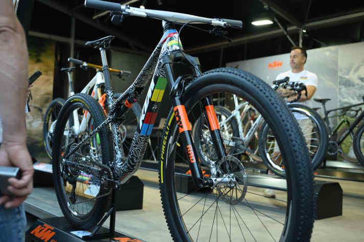 Noch gar nicht vorgestellt und schon Marathon-Weltmeister: Das neue KTM Scarp sammelt mit Andi Seewald Lorbeeren vor dem Launch.