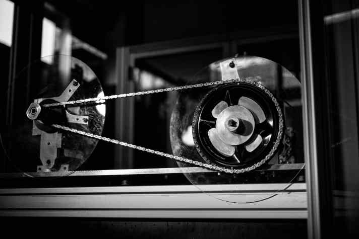 BIKE and TOUR test expert Robert Kühnen has already extensively tested the new Dark Energy Chain Wax and confirms its very low friction values.