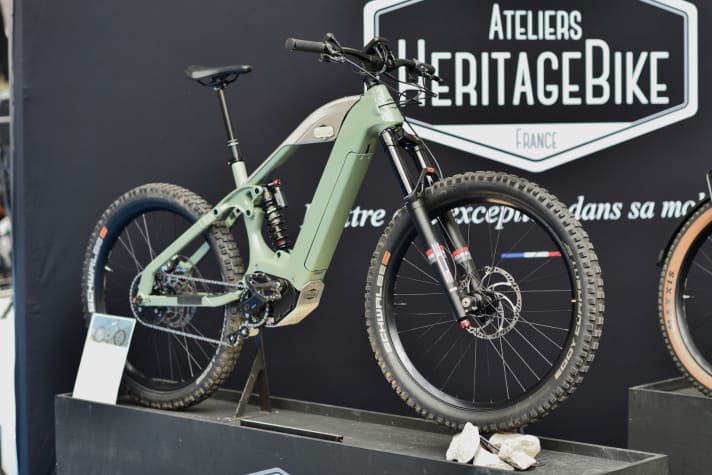 The design and BOS chassis are exotic, and the 7-speed Valeo gearbox drive is even more so. The Altitude from Ateliers HeritageBike is no E-MTB like any other.