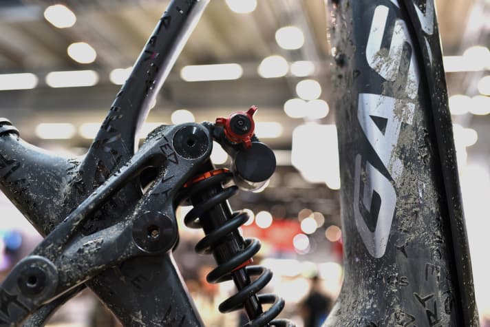 Auf der Eurobike war’s schon zu sehen: Das Spezialfahrwerk mit WP-Dämpfung und DVO-Hardware an Johannes Fischbachs Prototypen-Racebike.