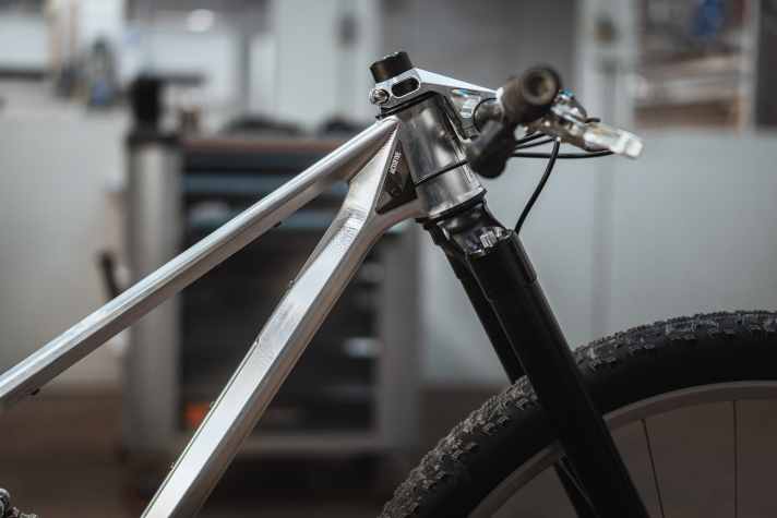 Bigger wheel equals bigger stack: Actofive solves the special 32-inch problem with its own stem.