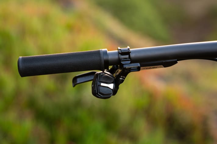 Wer die Override-Funktion des Rockshox Flight Attendant Systems vom Lenker aus nutzen will, braucht einen zweiten Sram AXS Controller.