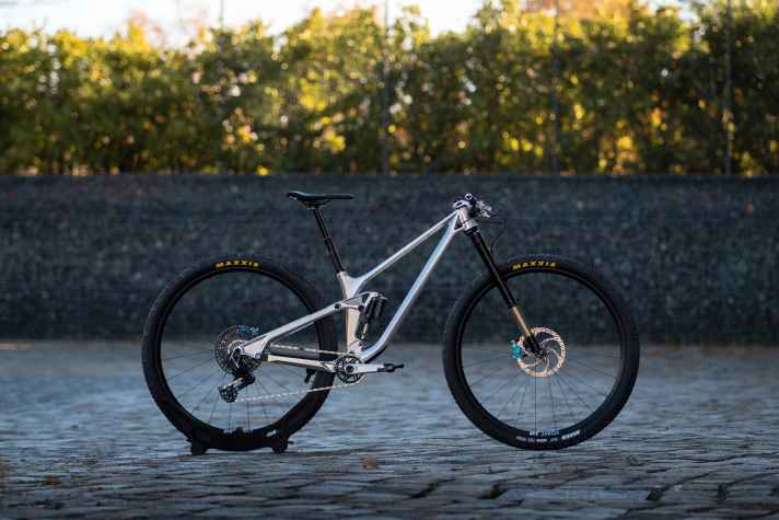Will we soon have to differentiate between real and effective reach? 32-inch mountain bikes raise new geometry questions.