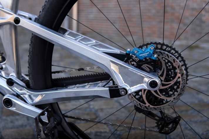 While the chainstays for the Actofive I-Train 32 have proven dimensions, the seat stays had to be lengthened for the new wheel size.