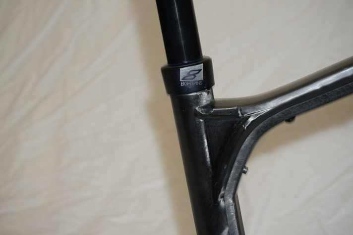 Voll integriert und bis zu 258 Millimeter Hub: True BC setzt am Prototypen-Trailbike auf eine Eightpins Dropper-Post.