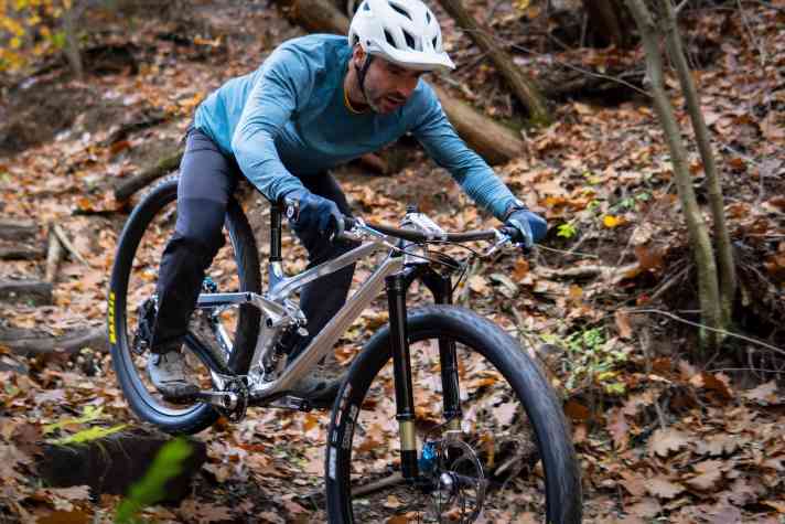 Zwischen 100 und 130 Millimeter Federweg bietet die Intend Samurai XC 32. Aktuell setzen fast alle bekannten 32-Zoll-Bikes, wie dieses Actofive I-Train 32, auf die Gabel von Intend.